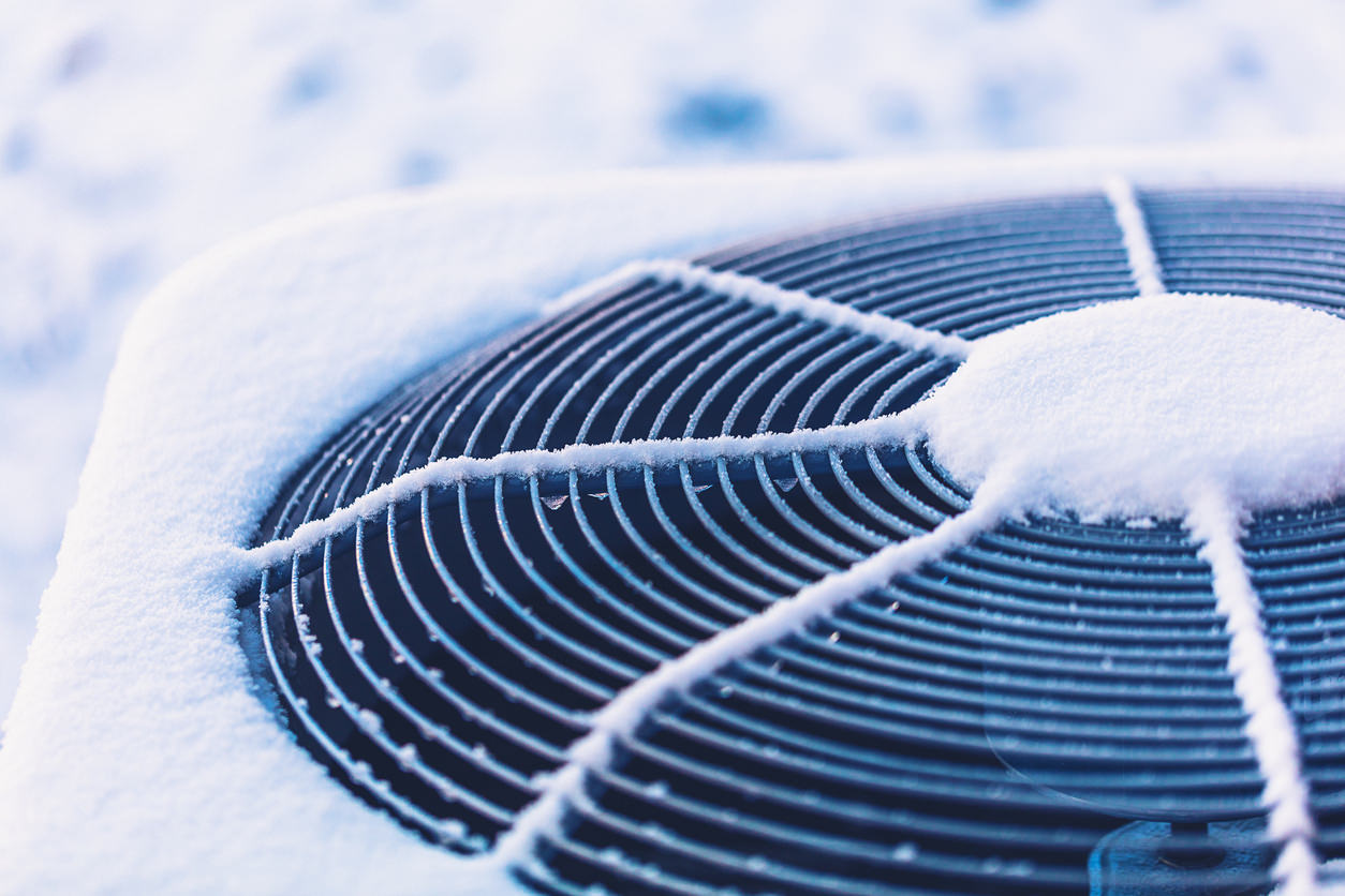Air conditioning unit covered in snow Техническое обслуживание систем вентиляции и кондиционирования в зимний период